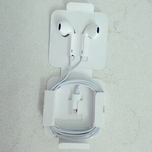 Apple EarPods with lightning connector NWOT
